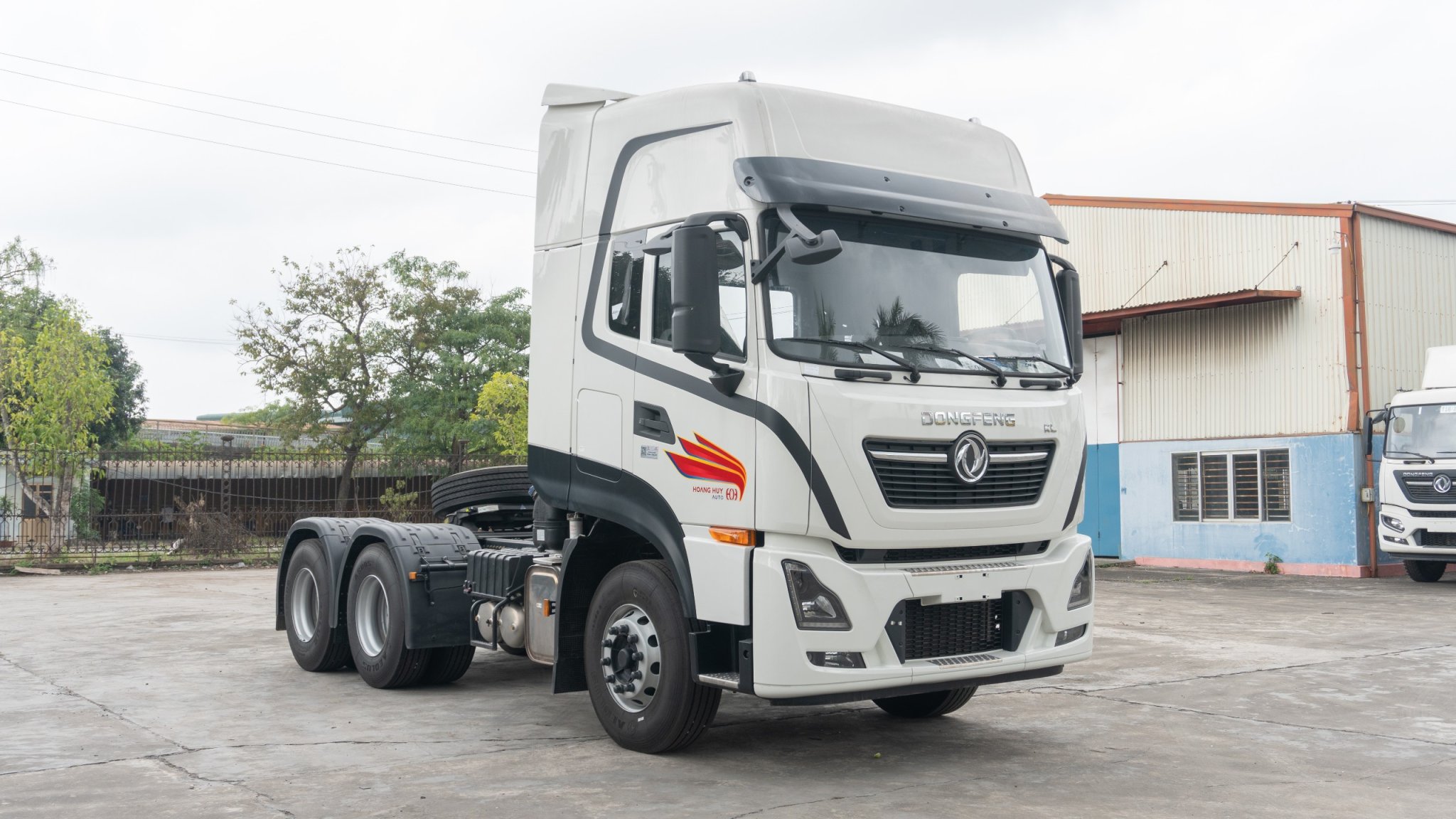 Đầu kéo 2 cầu Dongfeng Hoàng Huy 385HP đời 2024