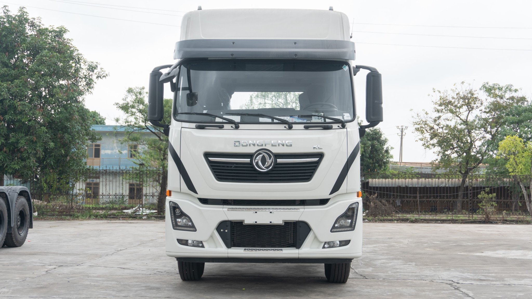 Đầu kéo 2 cầu Dongfeng Hoàng Huy 385HP đời 2024